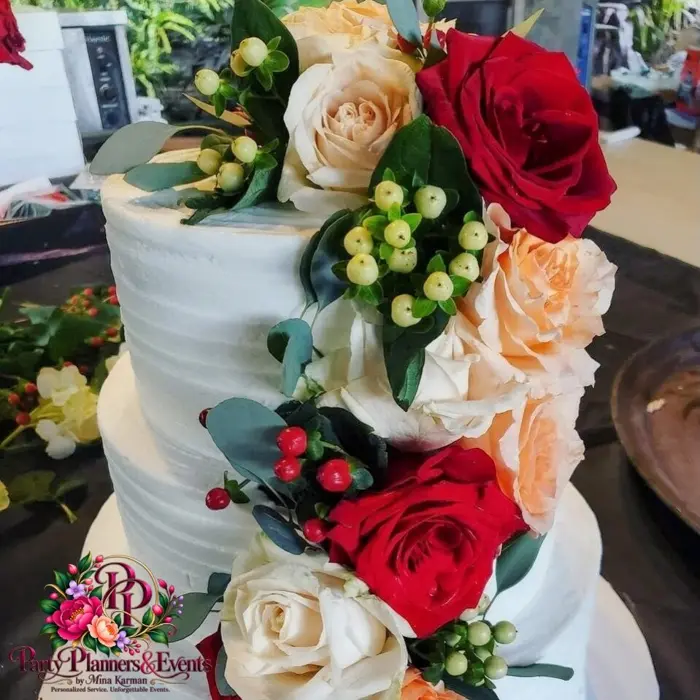 Floral cake and garden table styling, 3 of 8
